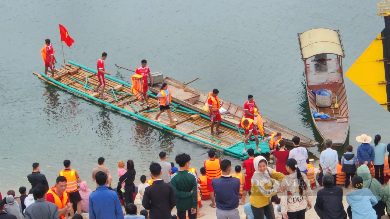 Lai Châu: Nghìn người đội nắng, xếp hàng xem đua thuyền đuôi én trên sông Đà- Ảnh 4.