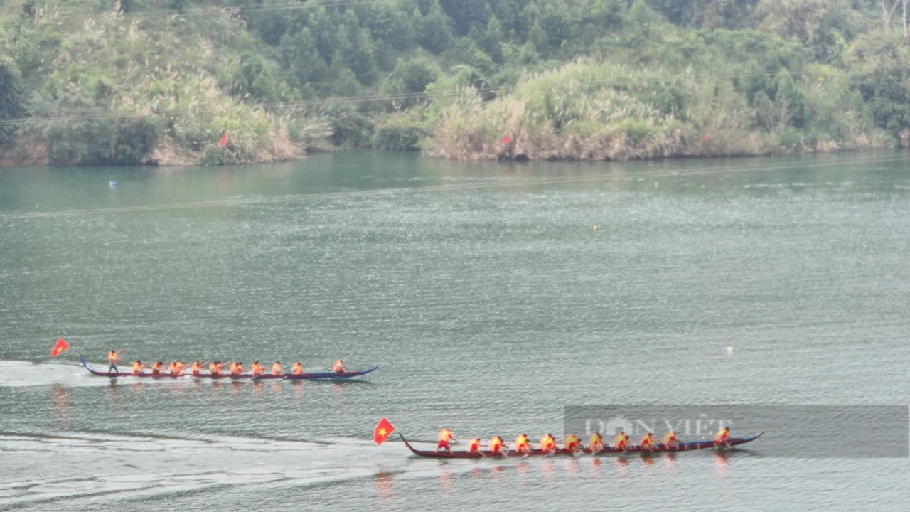 Lai Châu: Nghìn người đội nắng, xếp hàng xem đua thuyền đuôi én trên sông Đà- Ảnh 1.