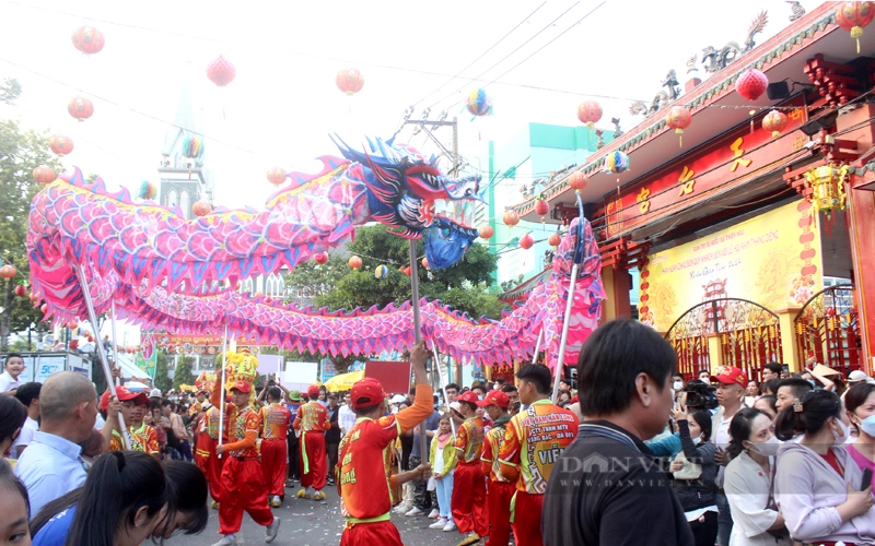 Nước uống, khăn lạnh, xe ôm miễn phí ở Lễ hội Rằm tháng Giêng Bình Dương- Ảnh 4.