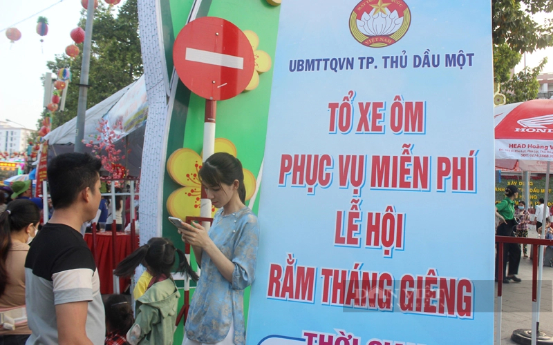 Nước uống, khăn lạnh, xe ôm miễn phí ở Lễ hội Rằm tháng Giêng Bình Dương- Ảnh 11.