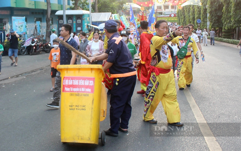Các thành viên đội hình Tổ tự quản bảo vệ môi trường thu gom rác vương vãi trên đường phố, vỉa hè.