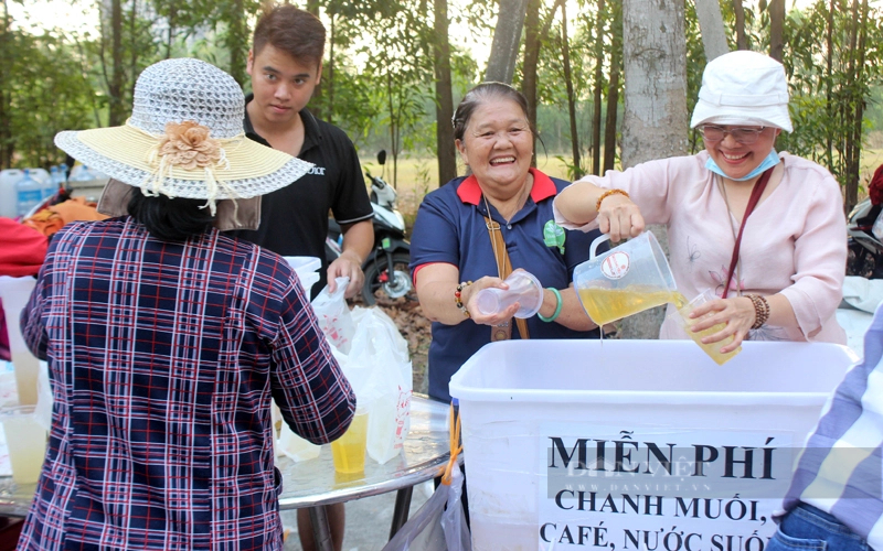 Nước uống, khăn lạnh, xe ôm miễn phí ở Lễ hội Rằm tháng Giêng Bình Dương- Ảnh 14.