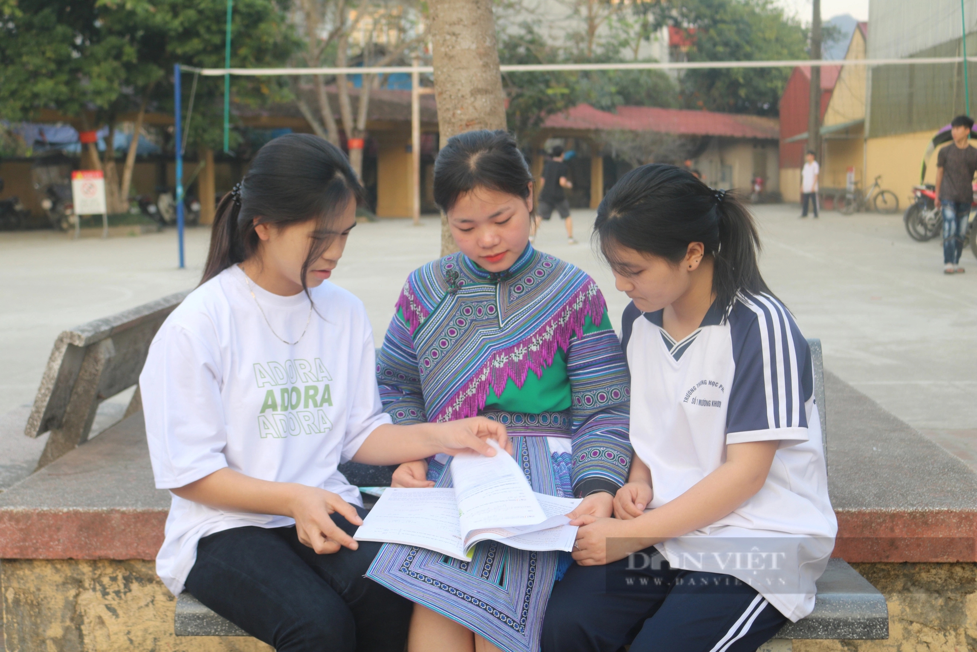 Cô học trò nghèo người Mông vượt khó học giỏi ở Lào Cai- Ảnh 2.