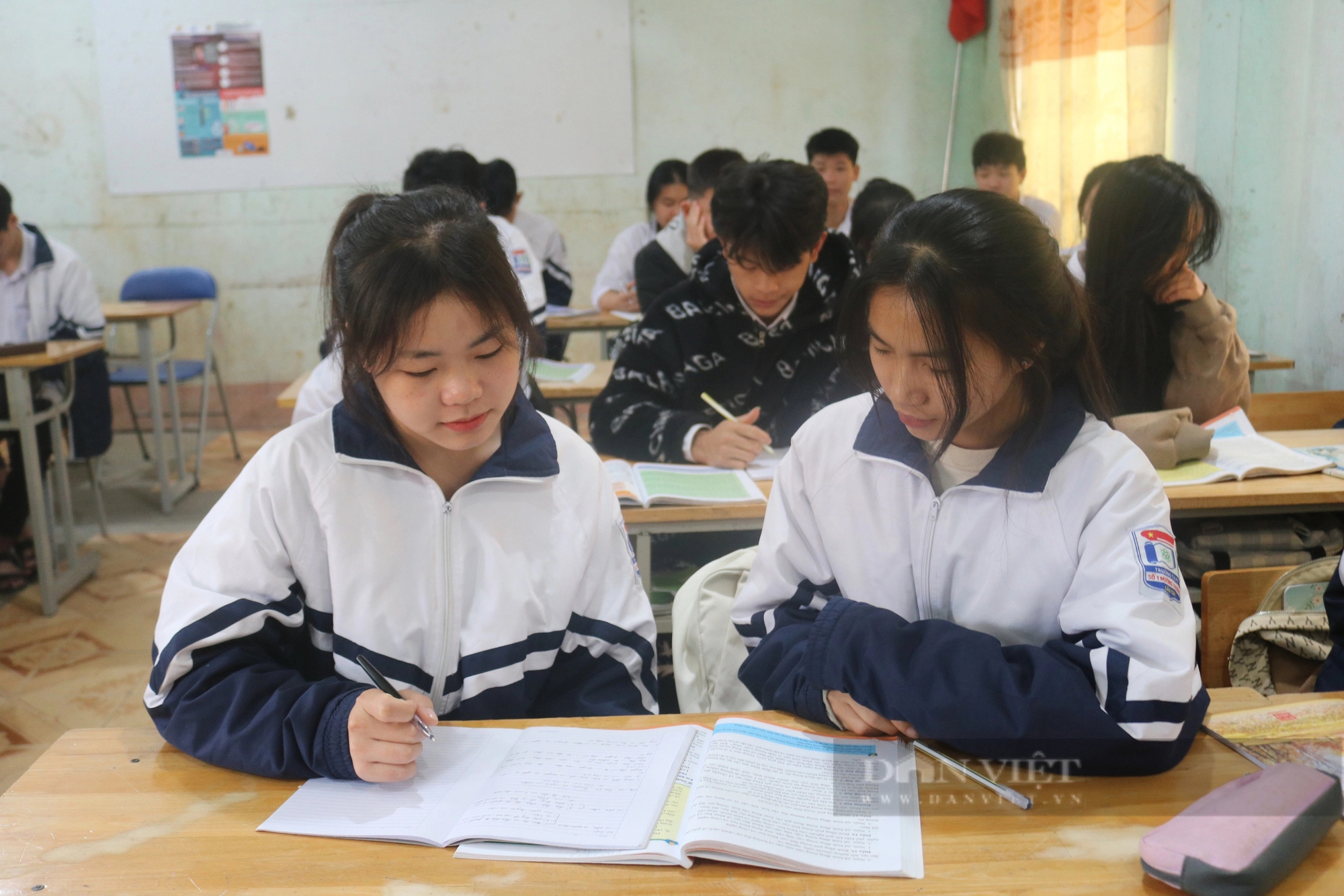 Cô học trò nghèo người Mông vượt khó học giỏi ở Lào Cai- Ảnh 1.
