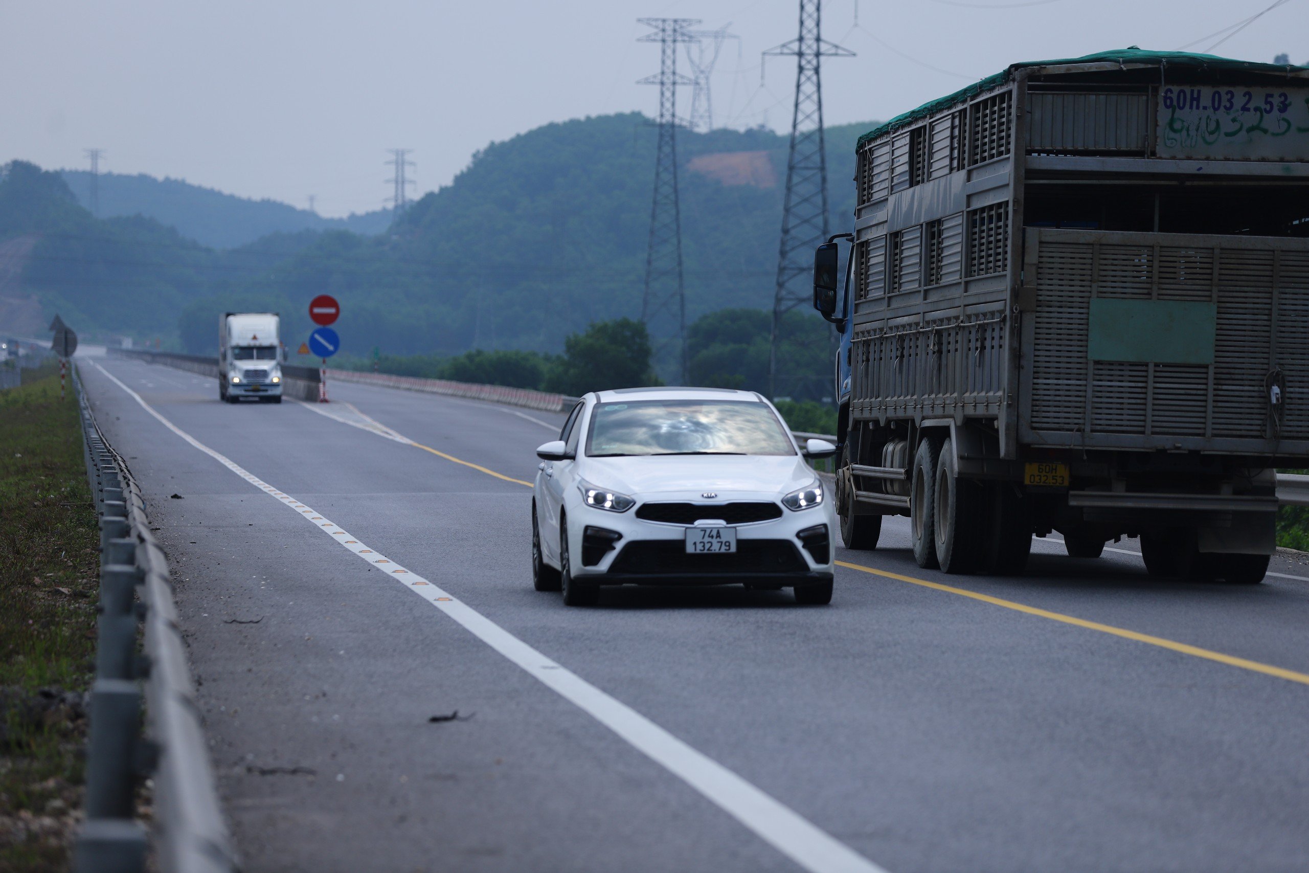 Cấm xe khách trên 30 chỗ, xe tải trọng lớn trên cao tốc Cam Lộ - La Sơn: Cục Đường bộ giải thích- Ảnh 2.