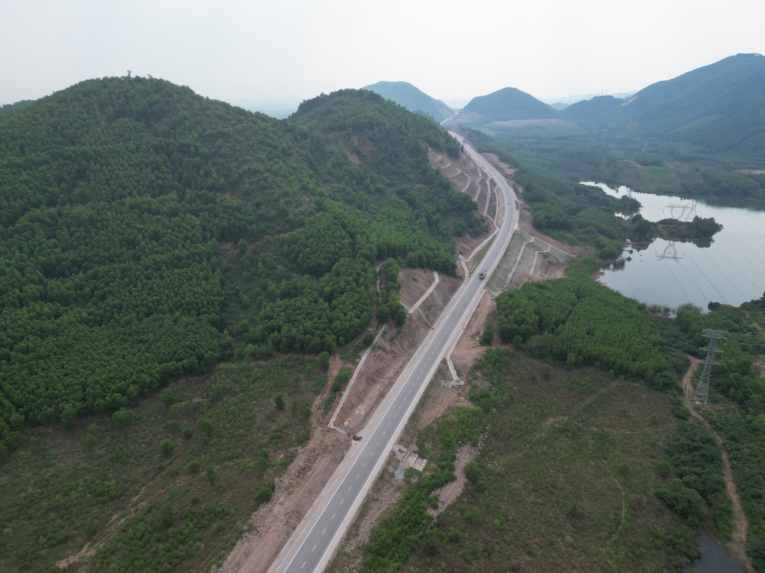 Phó Cục trưởng Cục Đường bộ Nguyễn Mạnh Thắng chỉ ra nguyên nhân dẫn tới tai nạn giao thông nghiêm trọng trên cao tốc- Ảnh 1.