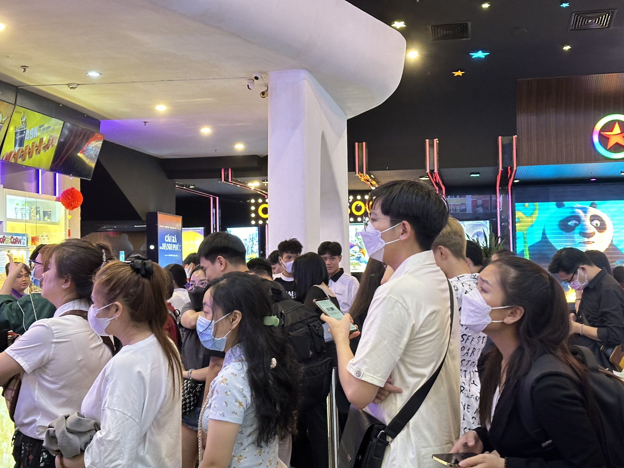 Xếp hàng dài chờ mua vé phim "Đào, phở và piano" tại TP.HCM, nhiều người đến mua vé trước 1 ngày- Ảnh 2.