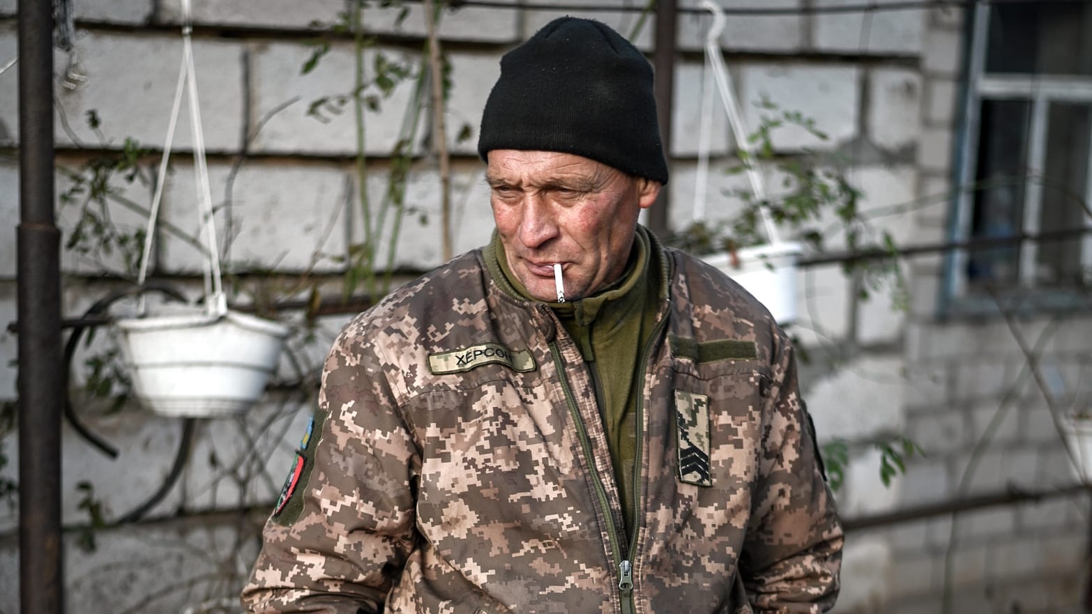 Đội quân 'tóc bạc' Ukraine vật lộn trấn giữ chiến hào, chặn các cuộc tấn công dữ dội của Nga- Ảnh 1.
