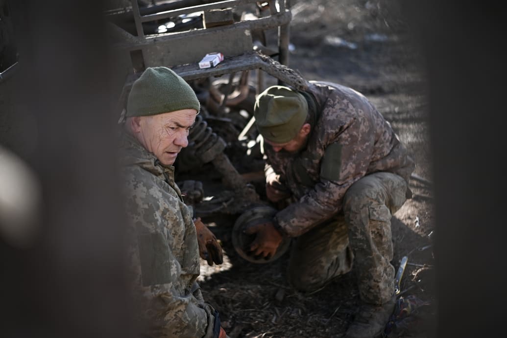 Đội quân 'tóc bạc' Ukraine vật lộn trấn giữ chiến hào, chặn các cuộc tấn công dữ dội của Nga- Ảnh 2.
