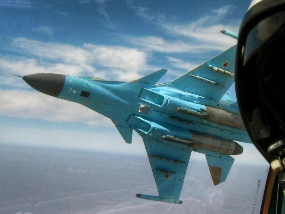 Quan chức Ukraine nơm nớp sợ Nga triển khai gần 300 máy bay chiến đấu tấn công Ukraine- Ảnh 1.