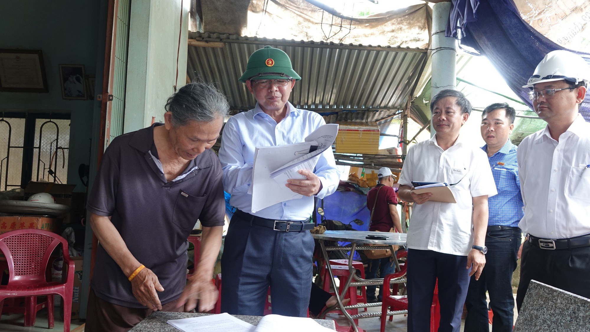 Bí thư Bình Định đến tận nhà giải đáp thắc mắc của người dân liên quan thu hồi đất làm cao tốc- Ảnh 3.