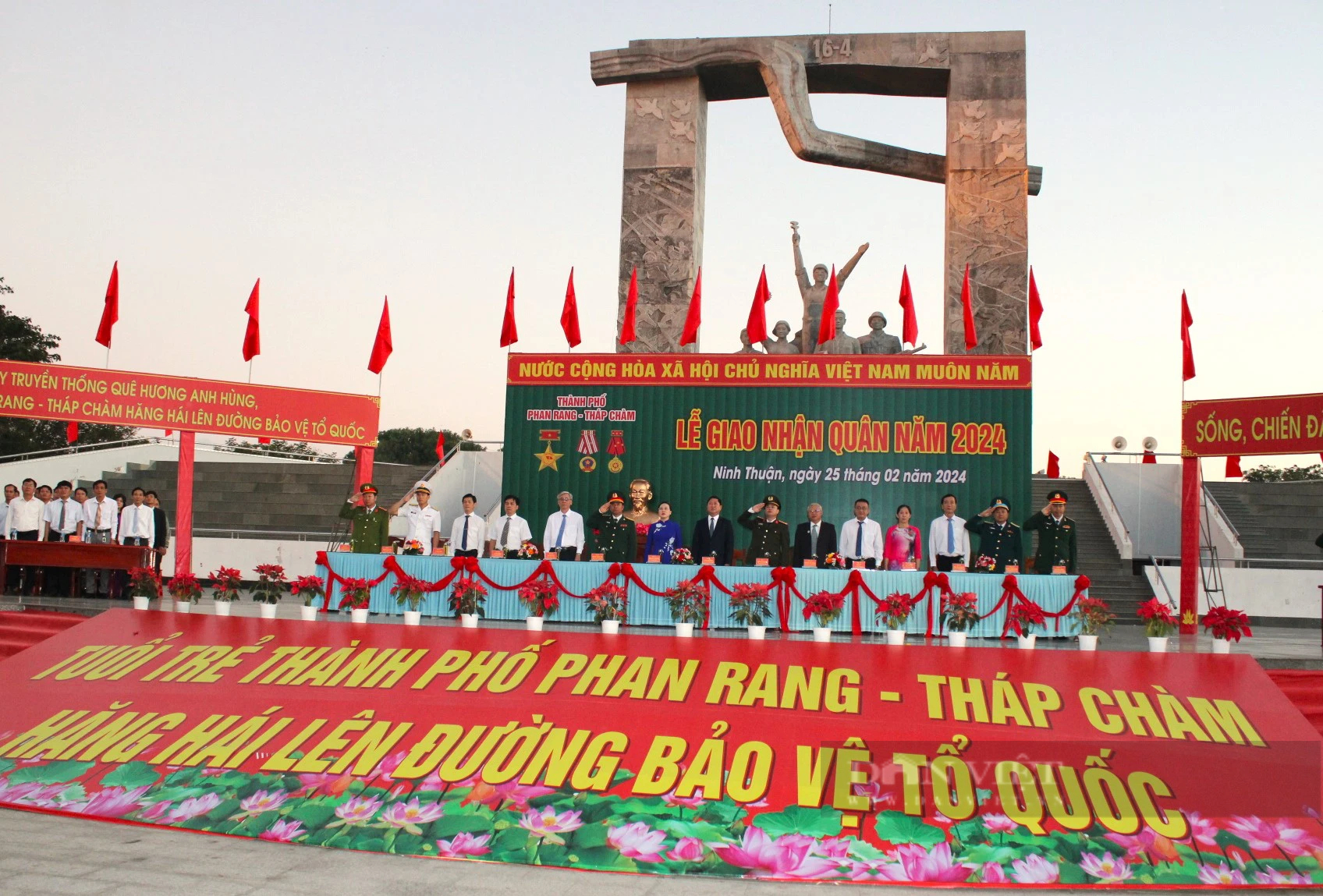 Hơn 1.200 thanh niên Ninh Thuận nhập ngũ: Lãnh đạo tỉnh đến tặng quà động viên tân binh- Ảnh 1.