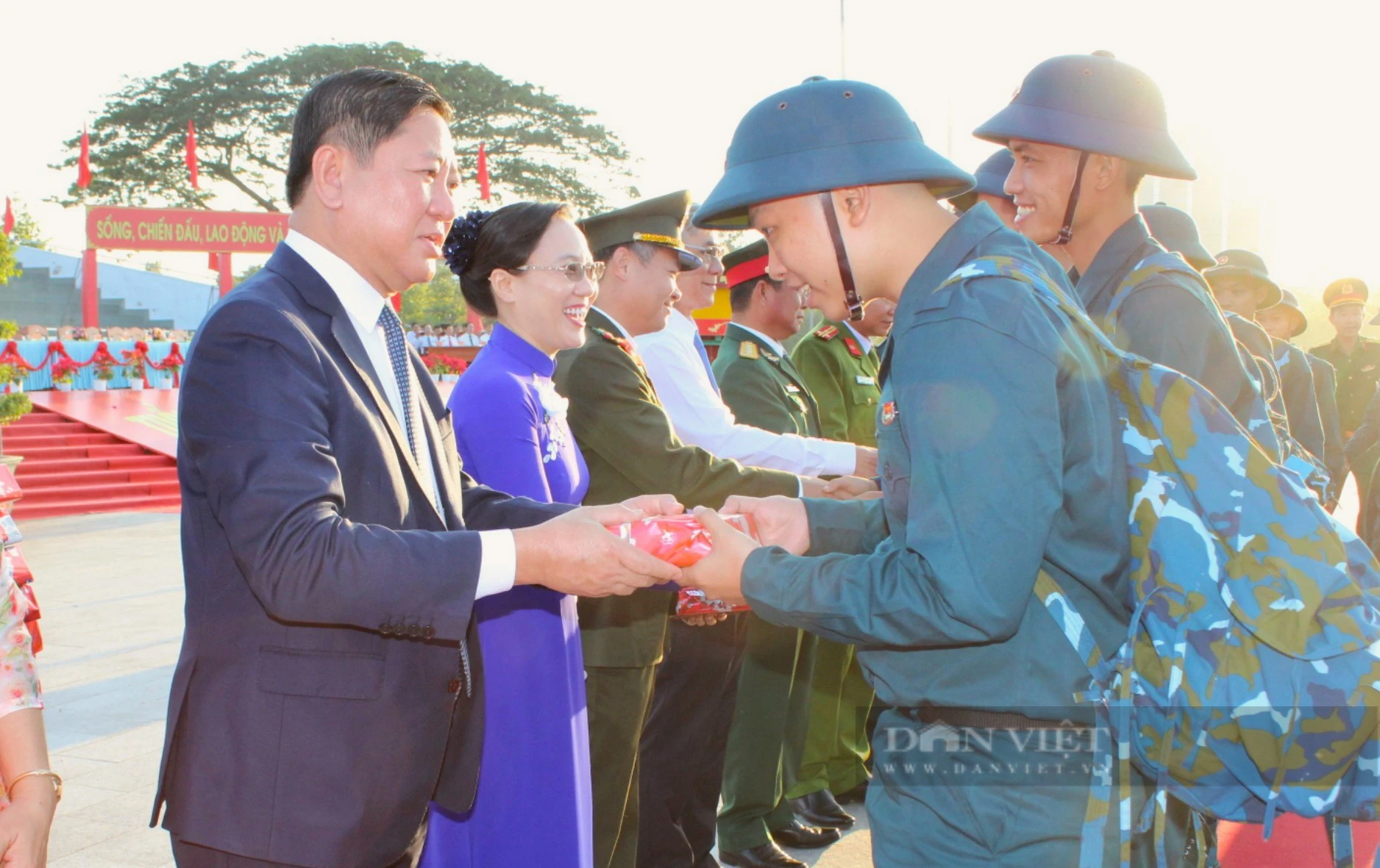Hơn 1.200 thanh niên Ninh Thuận nhập ngũ: Lãnh đạo tỉnh đến tặng quà động viên tân binh- Ảnh 2.