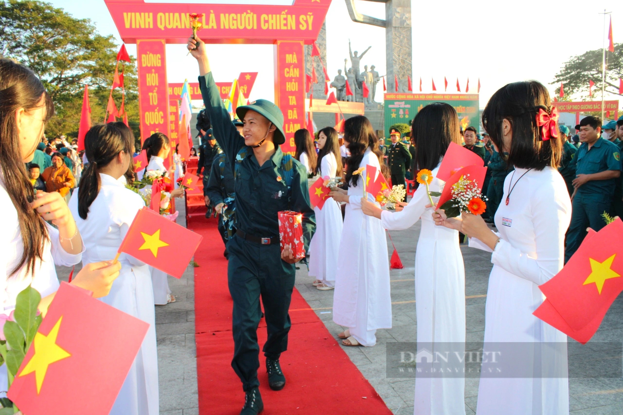 Hơn 1.200 thanh niên Ninh Thuận nhập ngũ: Lãnh đạo tỉnh đến tặng quà động viên tân binh- Ảnh 3.