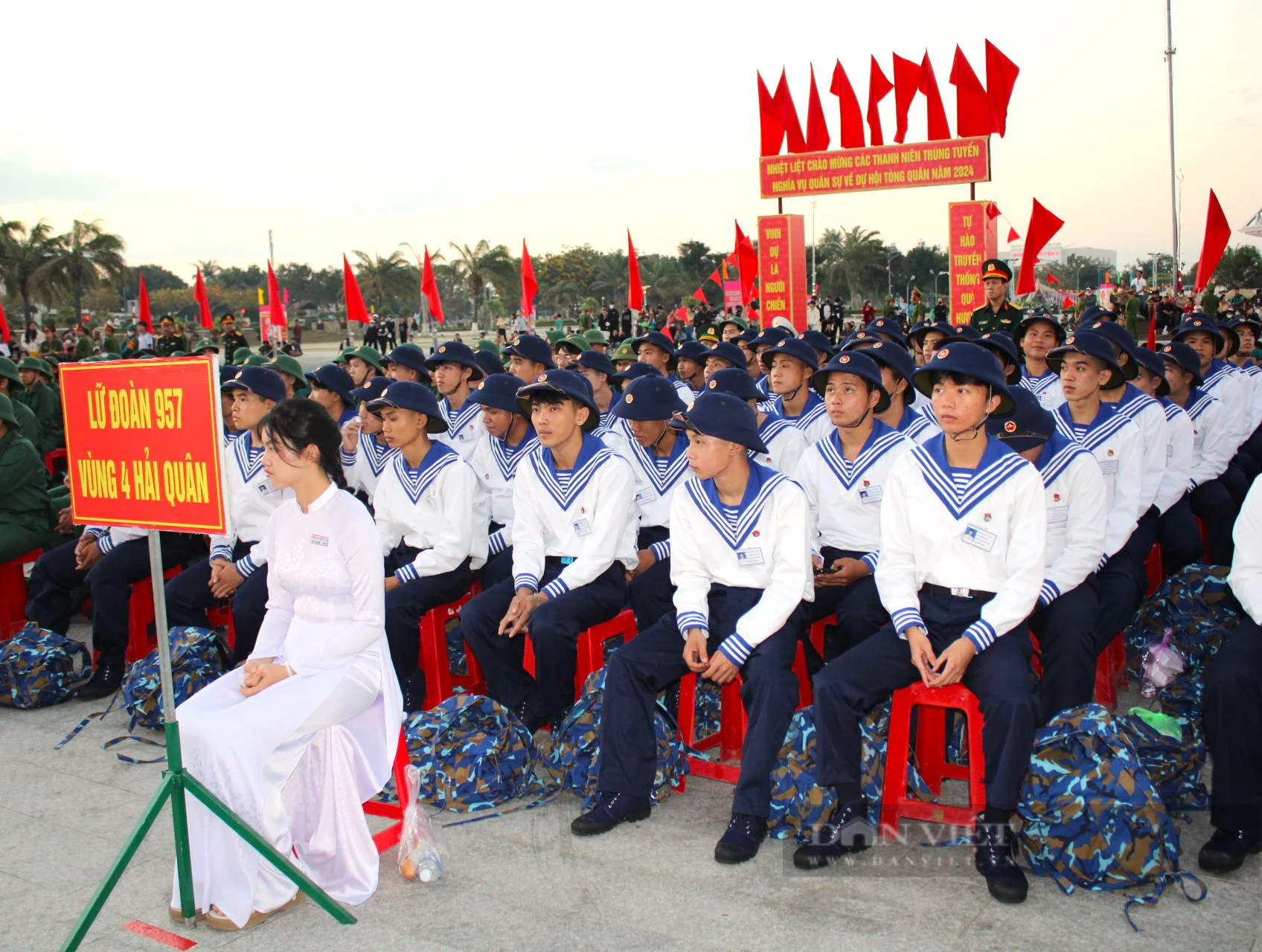Hơn 1.200 thanh niên Ninh Thuận nhập ngũ: Lãnh đạo tỉnh đến tặng quà động viên tân binh- Ảnh 4.