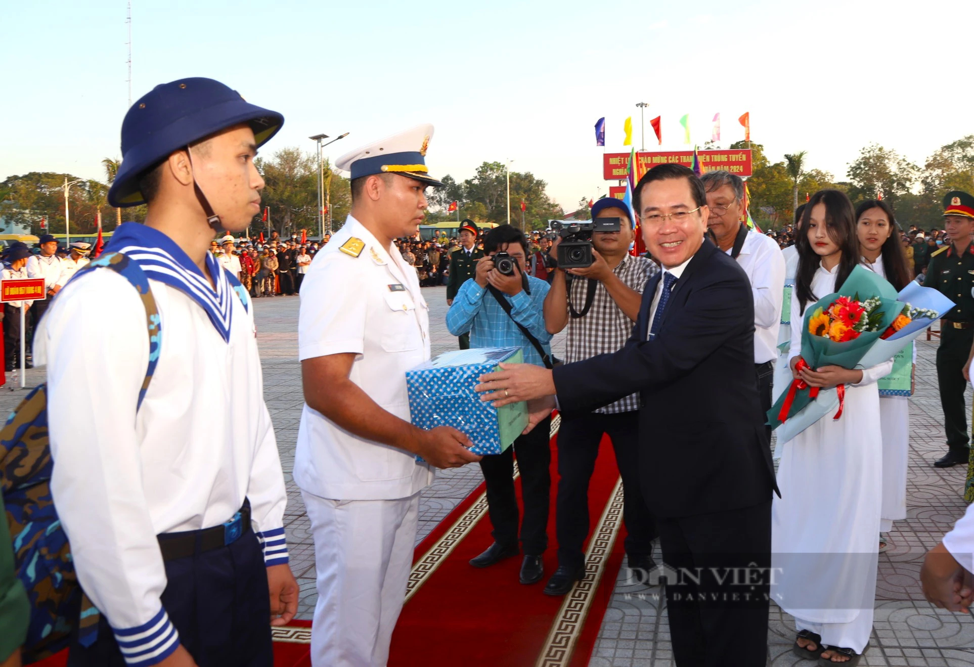Hơn 1.200 thanh niên Ninh Thuận nhập ngũ: Lãnh đạo tỉnh đến tặng quà động viên tân binh- Ảnh 5.