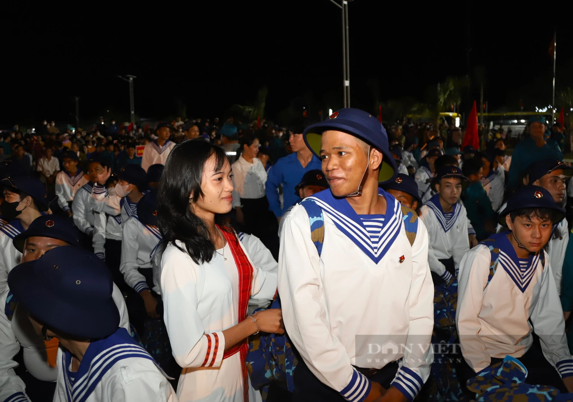 Hơn 1.200 thanh niên Ninh Thuận nhập ngũ: Lãnh đạo tỉnh đến tặng quà động viên tân binh- Ảnh 6.