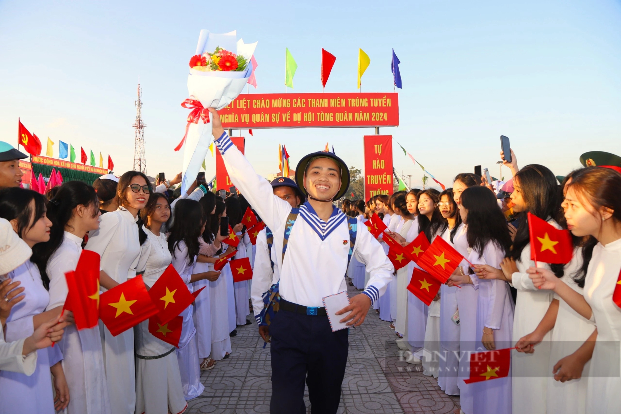 Hơn 1.200 thanh niên Ninh Thuận nhập ngũ: Lãnh đạo tỉnh đến tặng quà động viên tân binh- Ảnh 7.