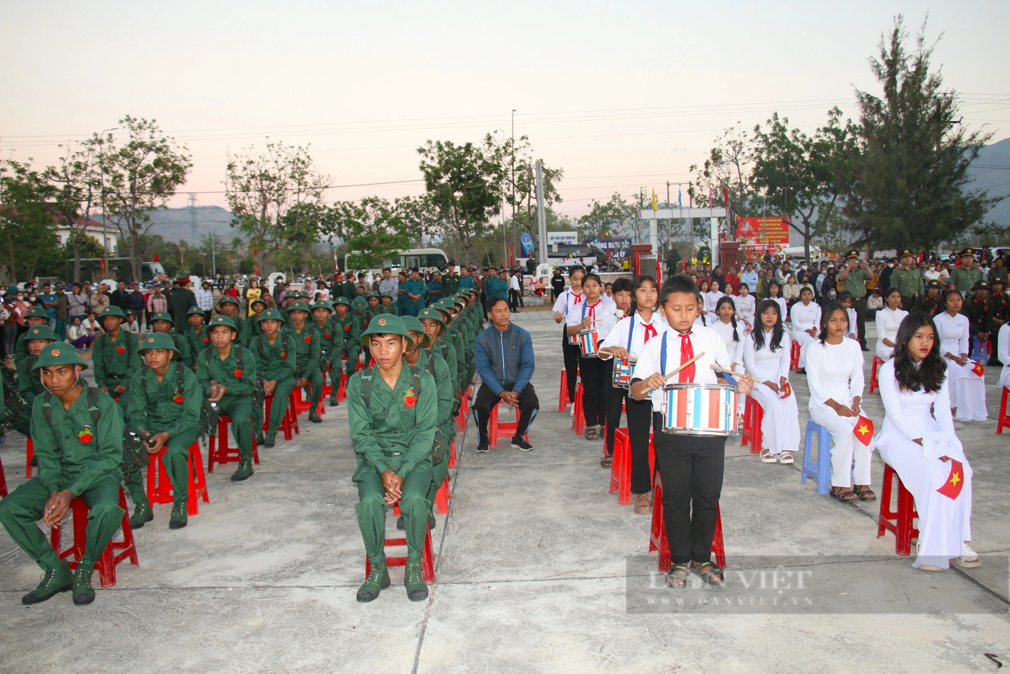 Hơn 1.200 thanh niên Ninh Thuận nhập ngũ: Lãnh đạo tỉnh đến tặng quà động viên tân binh- Ảnh 8.
