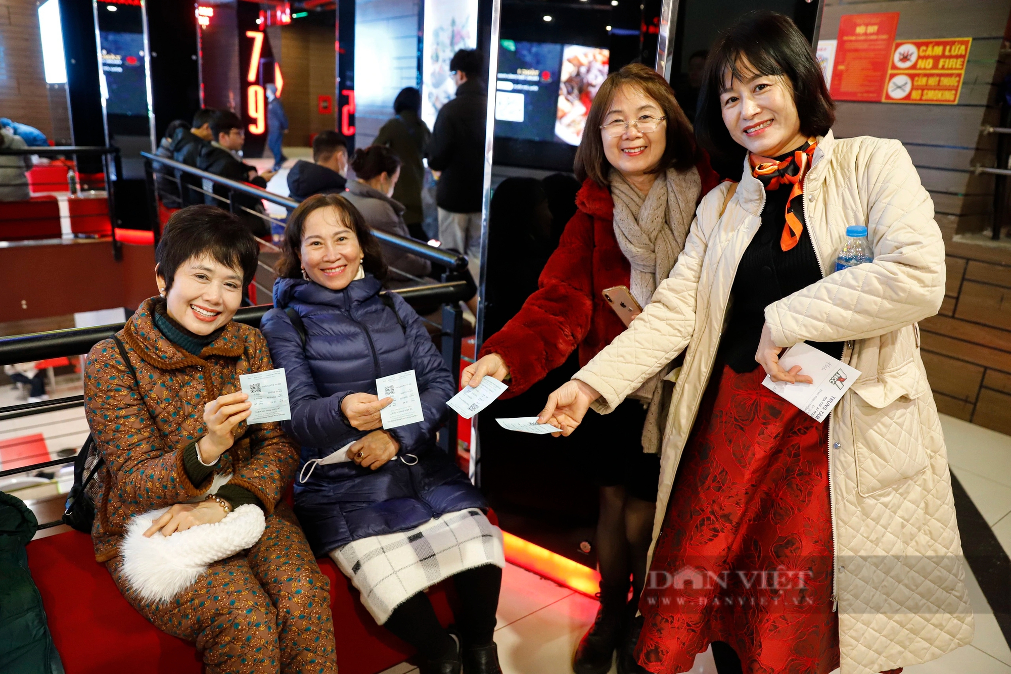 Người Hà Nội đổ xô đi xem phim ''Đào, phở và piano'', suất chiếu đêm muộn cũng cháy vé- Ảnh 7.