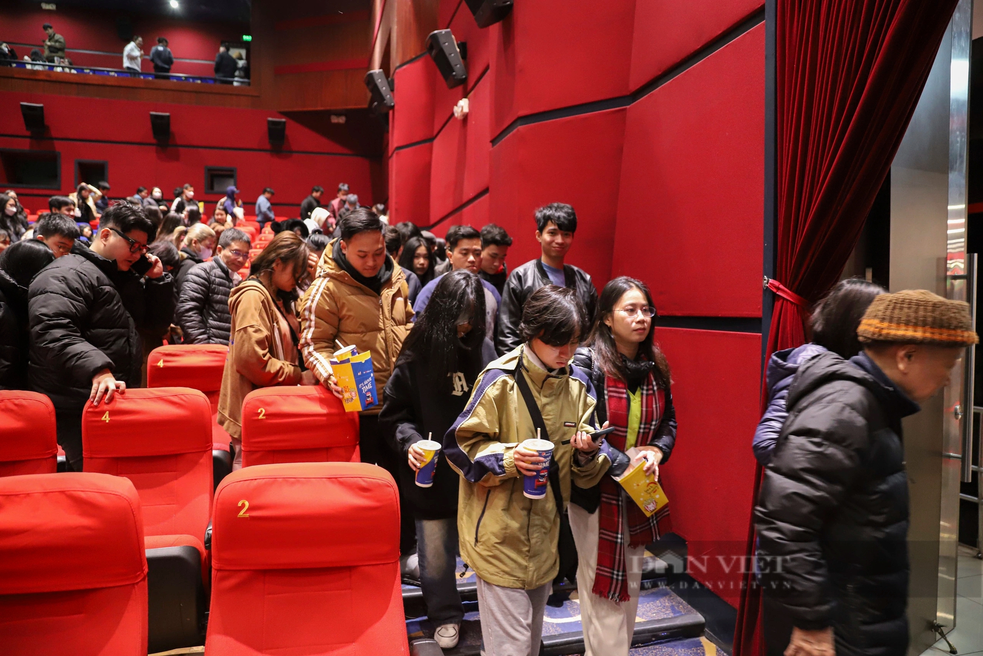 Người Hà Nội đổ xô đi xem phim ''Đào, phở và piano'', suất chiếu đêm muộn cũng cháy vé- Ảnh 11.