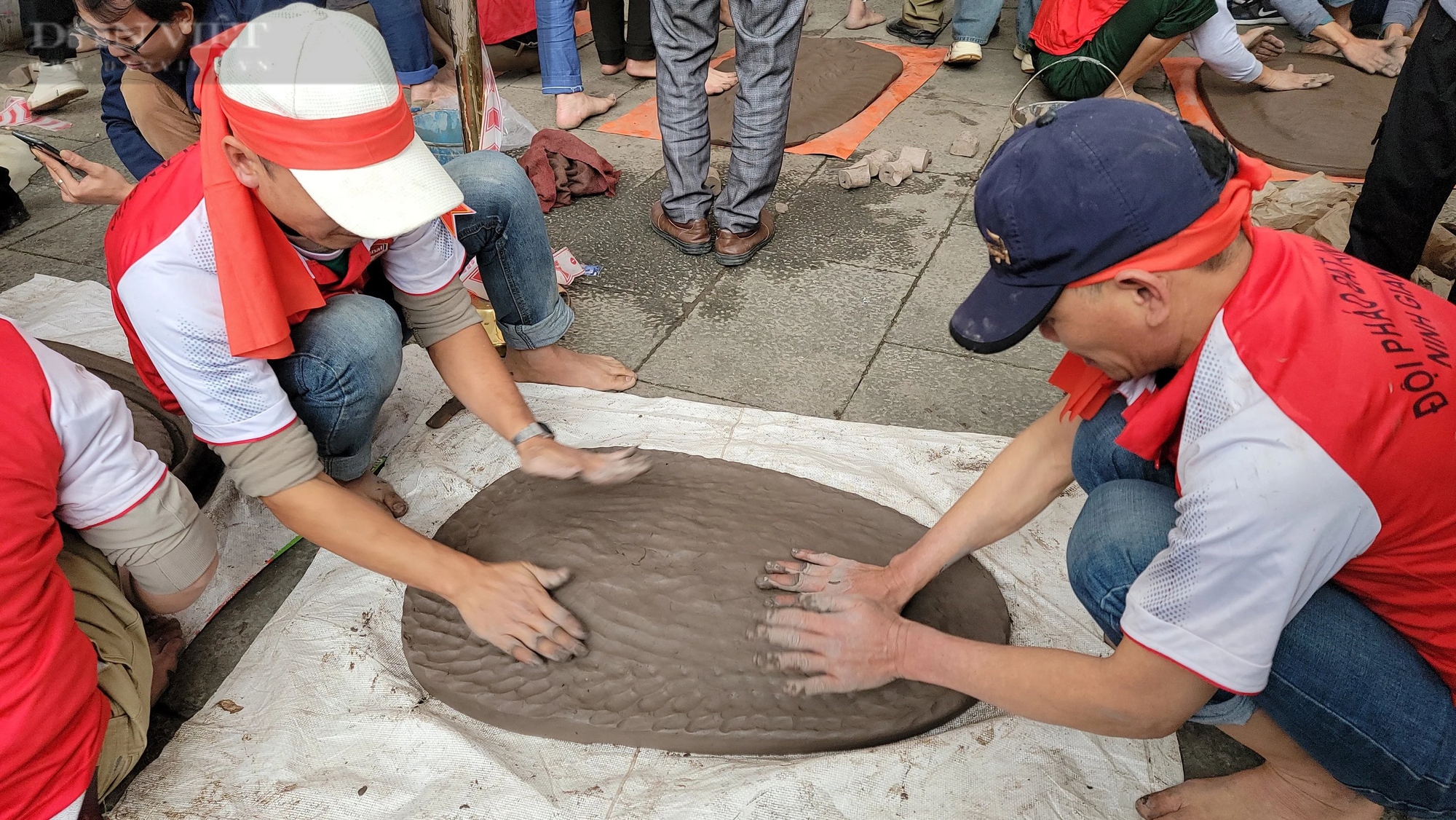 Du khách phấn khích, cổ vũ pháo thủ gieo pháo nổ vang tại liên hoan pháo đất tỉnh Hải Dương năm 2024- Ảnh 2.