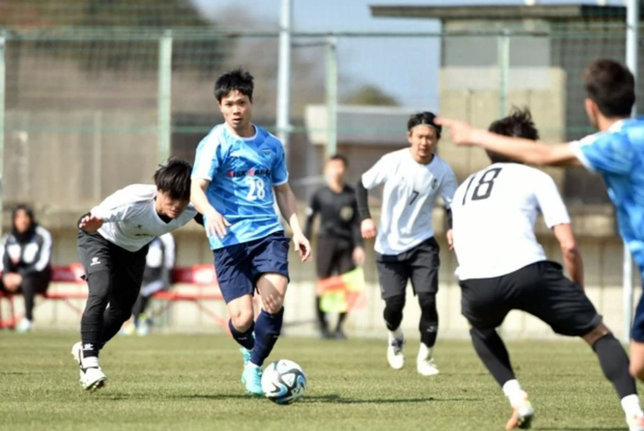 CĐV Việt Nam chán nản với tình cảnh của Công Phượng tại Yokohama FC- Ảnh 1.
