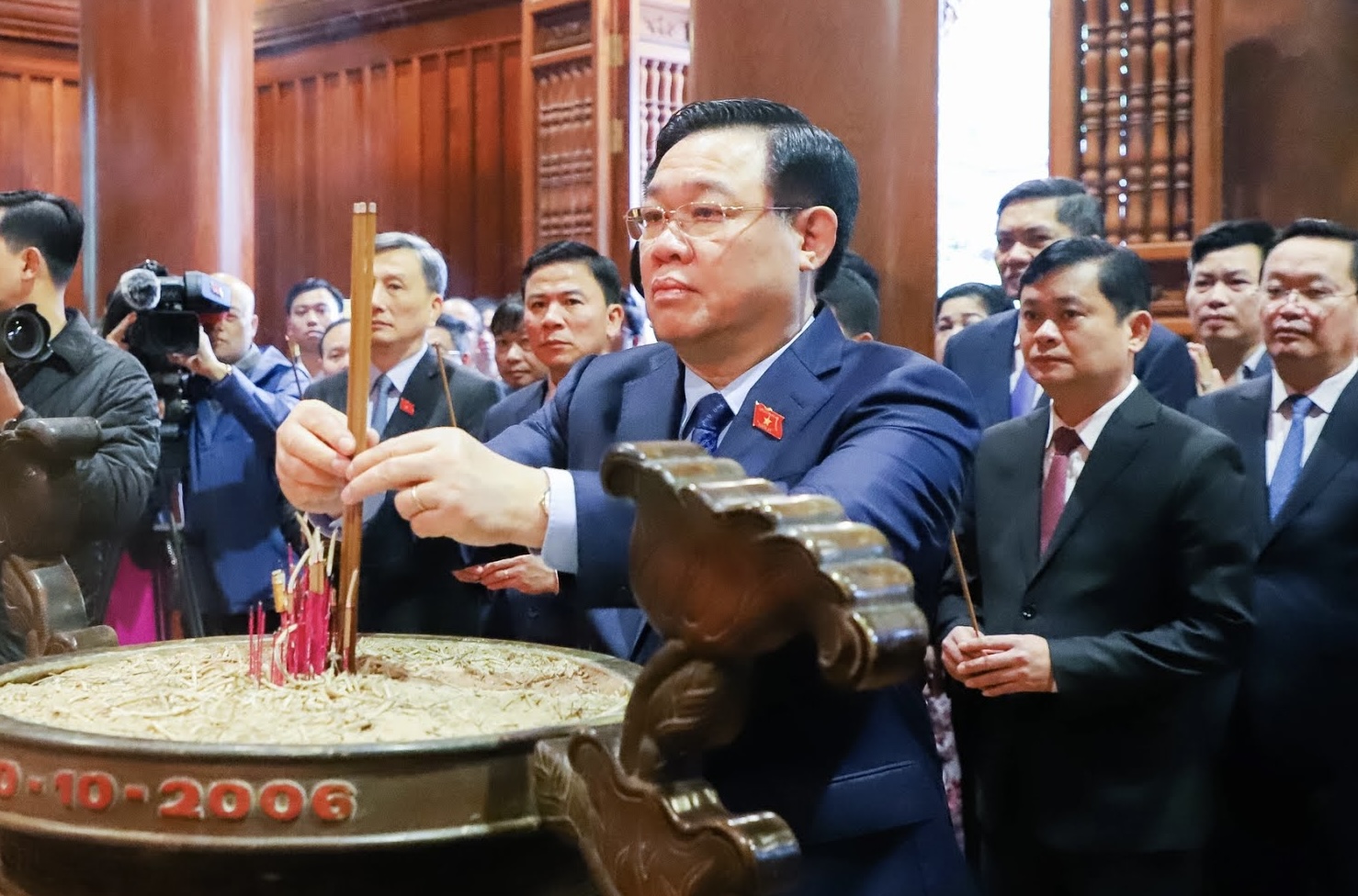 Chủ tịch Quốc hội Vương Đình Huệ dâng hương tưởng niệm Bác Hồ tại Nghệ An- Ảnh 1.