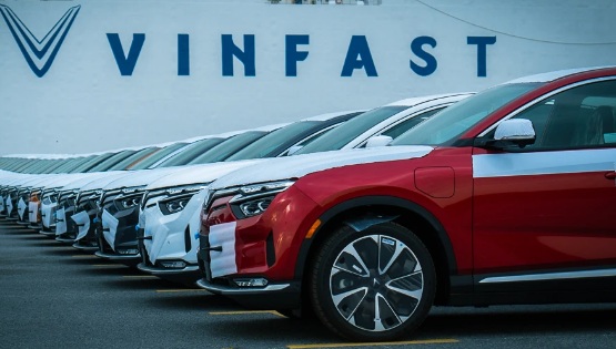 VinFast báo doanh thu đạt gần 1,2 tỷ USD nhưng vẫn lỗ gộp 551,6 triệu USD - Ảnh 1.
