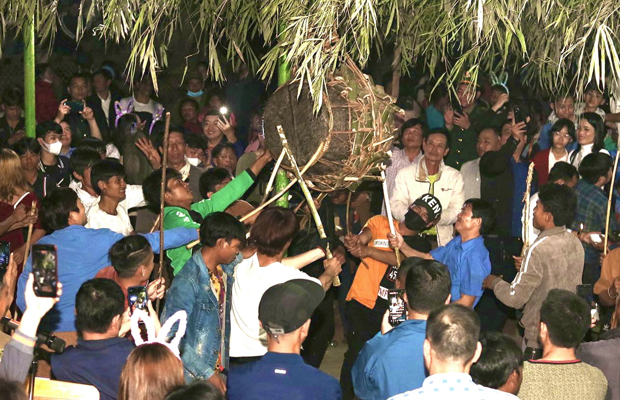 Ở vùng núi xa xôi của Quảng Bình có lễ hội đập trống, đập xong nam nữ rủ nhau vào rừng tình tự - Ảnh 4.
