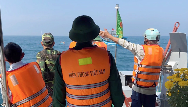 Quảng Ngãi tiếp tục tìm kiếm 2 ngư dân mất tích trong sự hy vọng mong manh- Ảnh 2.