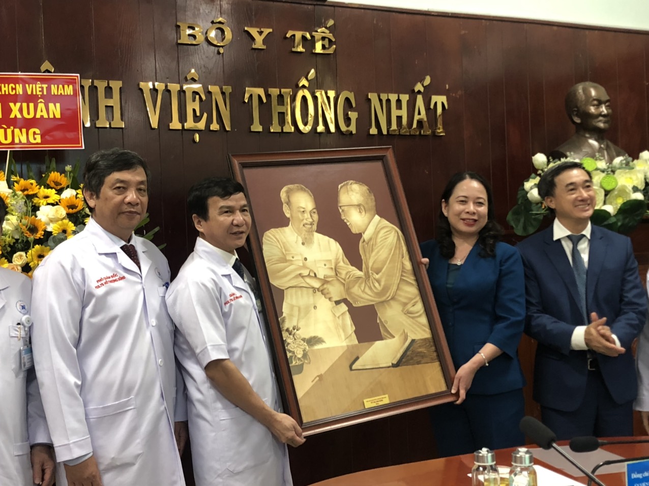 Phó Chủ tịch nước Võ Thị Ánh Xuân: Đội ngũ y bác sĩ không ngừng nâng cao tay nghề, phẩm chất y đức- Ảnh 1.