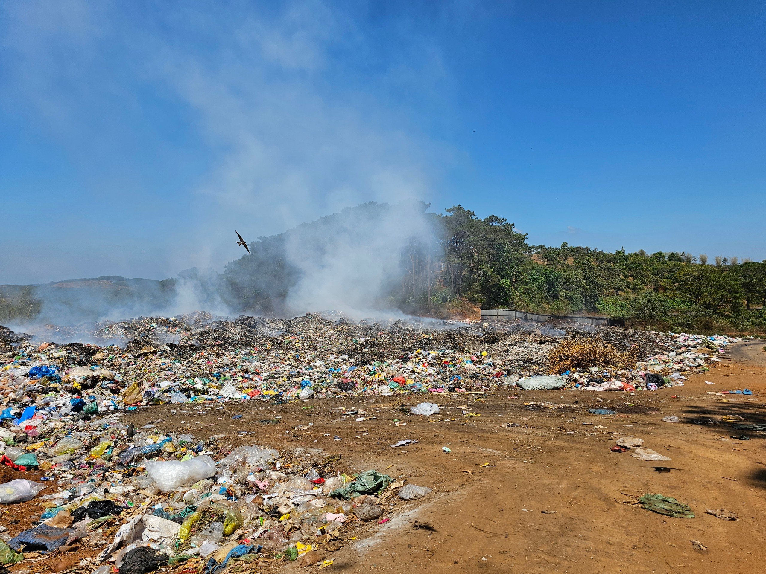 Đắk Nông: Dân "ngộp thở" vì khói, khí độc từ bãi rác lộ thiên- Ảnh 3.