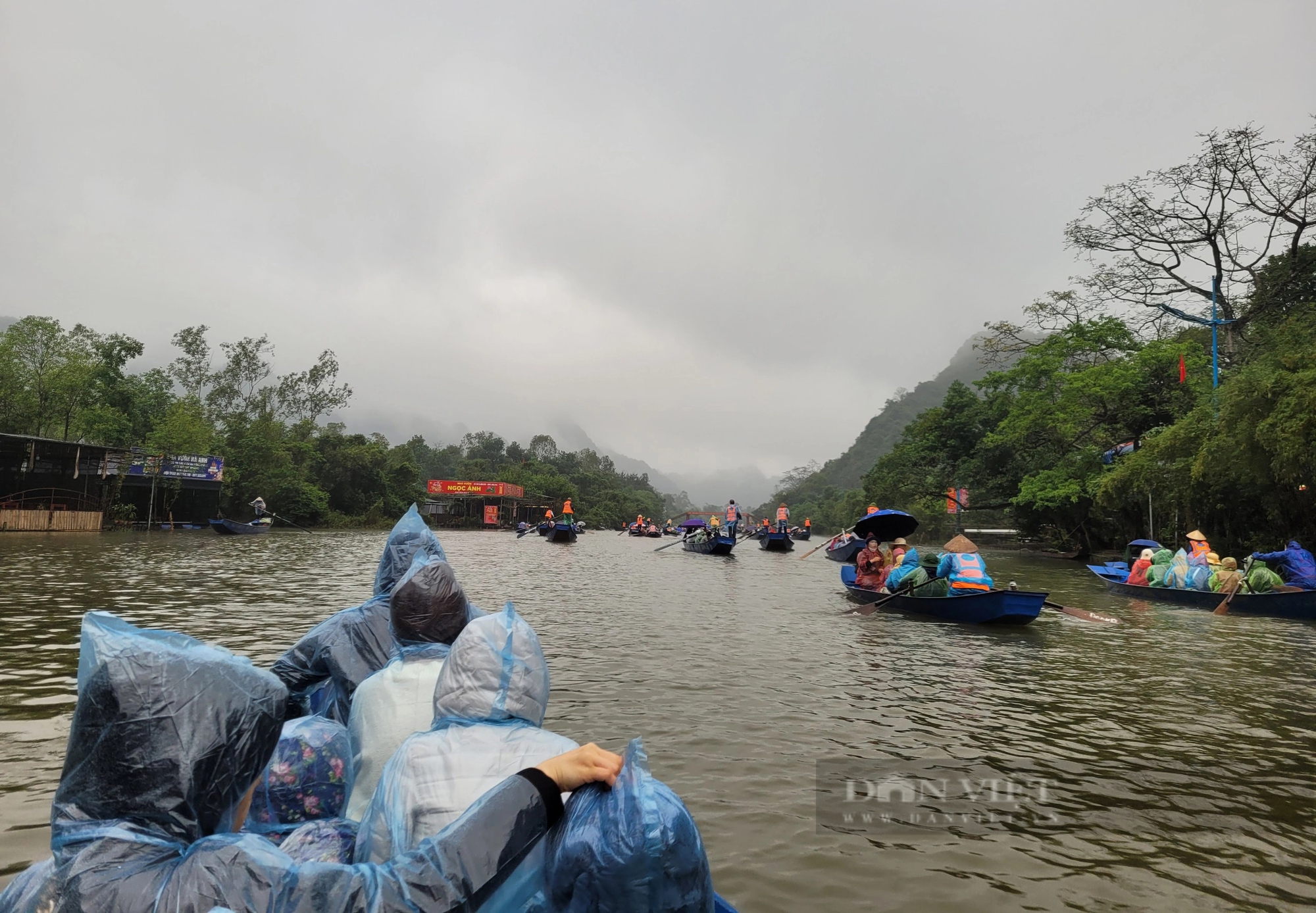 "Nghẹt thở" đi lễ Chùa Hương trong ngày mưa lạnh- Ảnh 1.