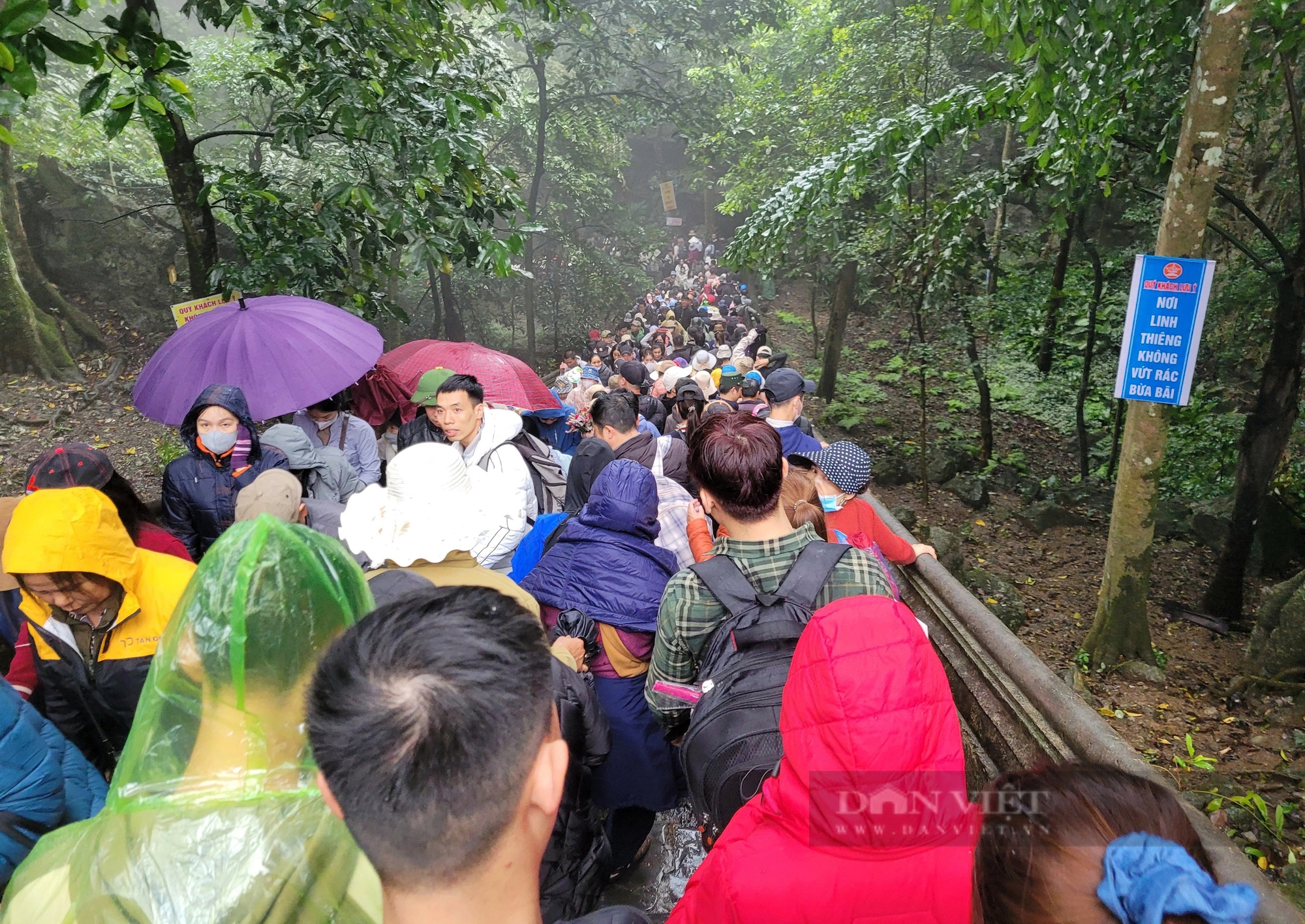 "Nghẹt thở" đi lễ Chùa Hương trong ngày mưa lạnh- Ảnh 8.