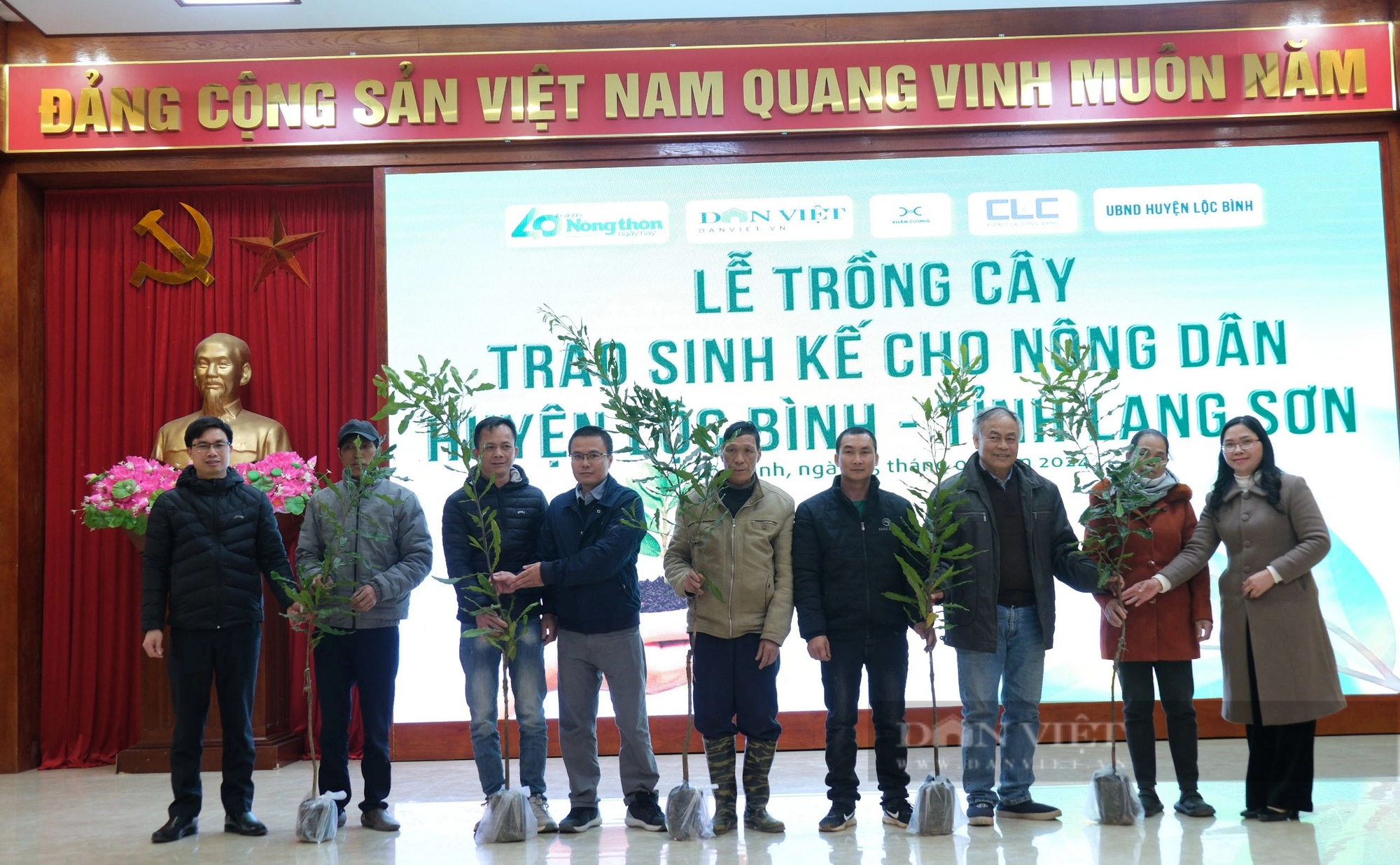 Lạng Sơn: Hình ảnh nông dân Lộc Bình phấn khởi nhận gần 4.000 cây giống mắc ca- Ảnh 3.