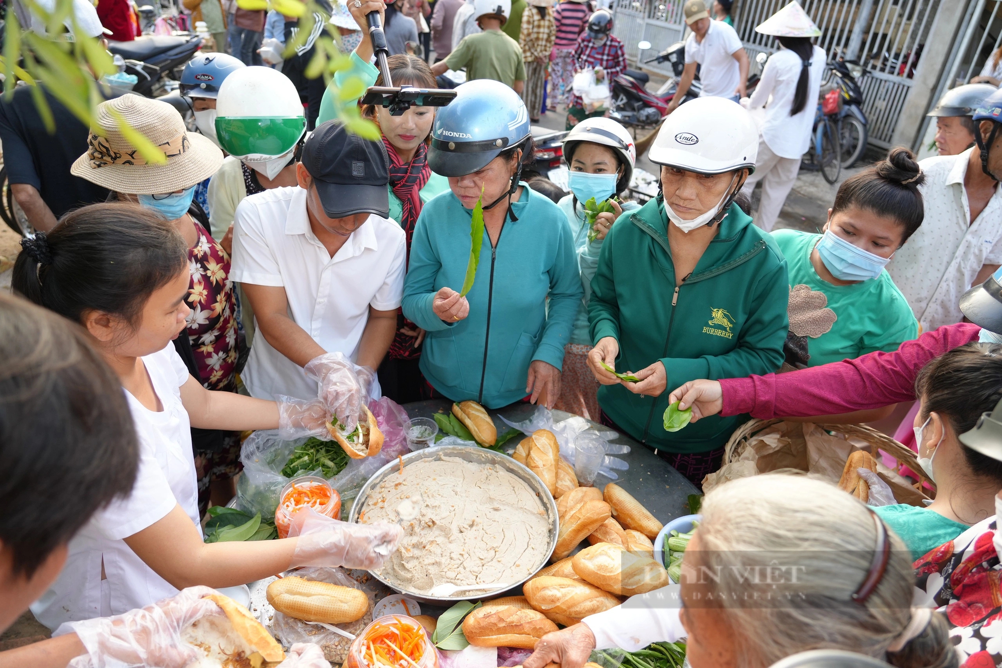 Độc đáo phiên chợ dùng… lá cây thay tiền ở Tây Ninh- Ảnh 1.