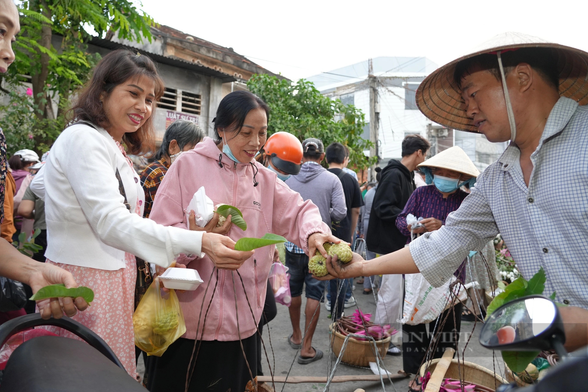 Độc đáo phiên chợ dùng… lá cây thay tiền ở Tây Ninh- Ảnh 2.