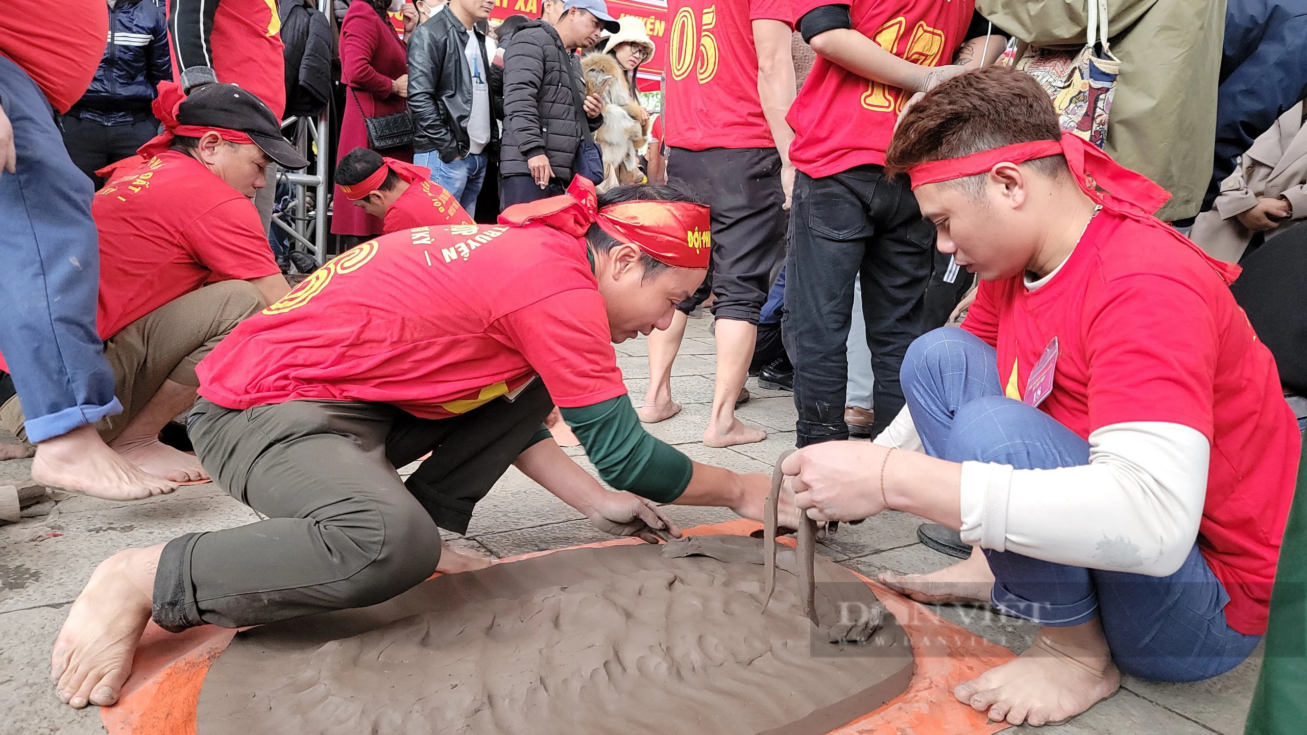 Du khách phấn khích, cổ vũ pháo thủ gieo pháo nổ vang tại liên hoan pháo đất tỉnh Hải Dương năm 2024- Ảnh 2.