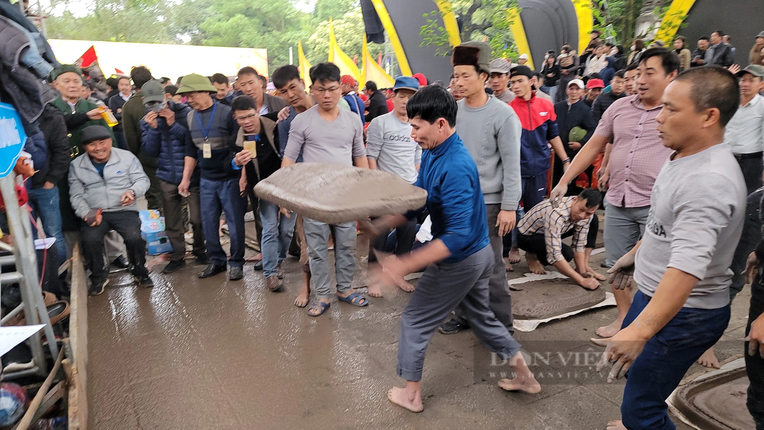 Du khách phấn khích, cổ vũ pháo thủ gieo pháo nổ vang tại liên hoan pháo đất tỉnh Hải Dương năm 2024- Ảnh 4.