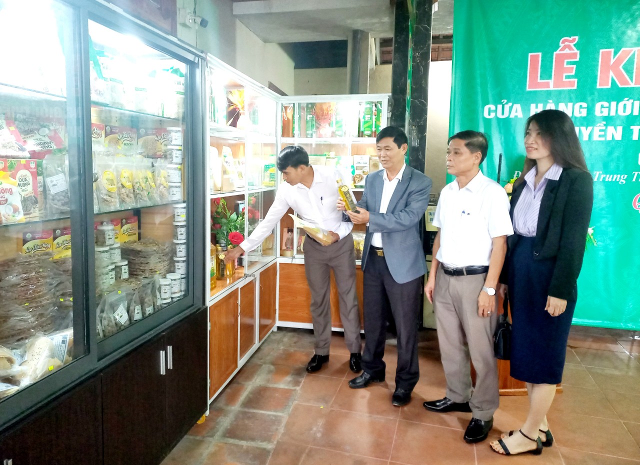 Quảng Nam: Quế Sơn khai trương cửa hàng sản phẩm OCOP tại Đèo Le- Ảnh 1.