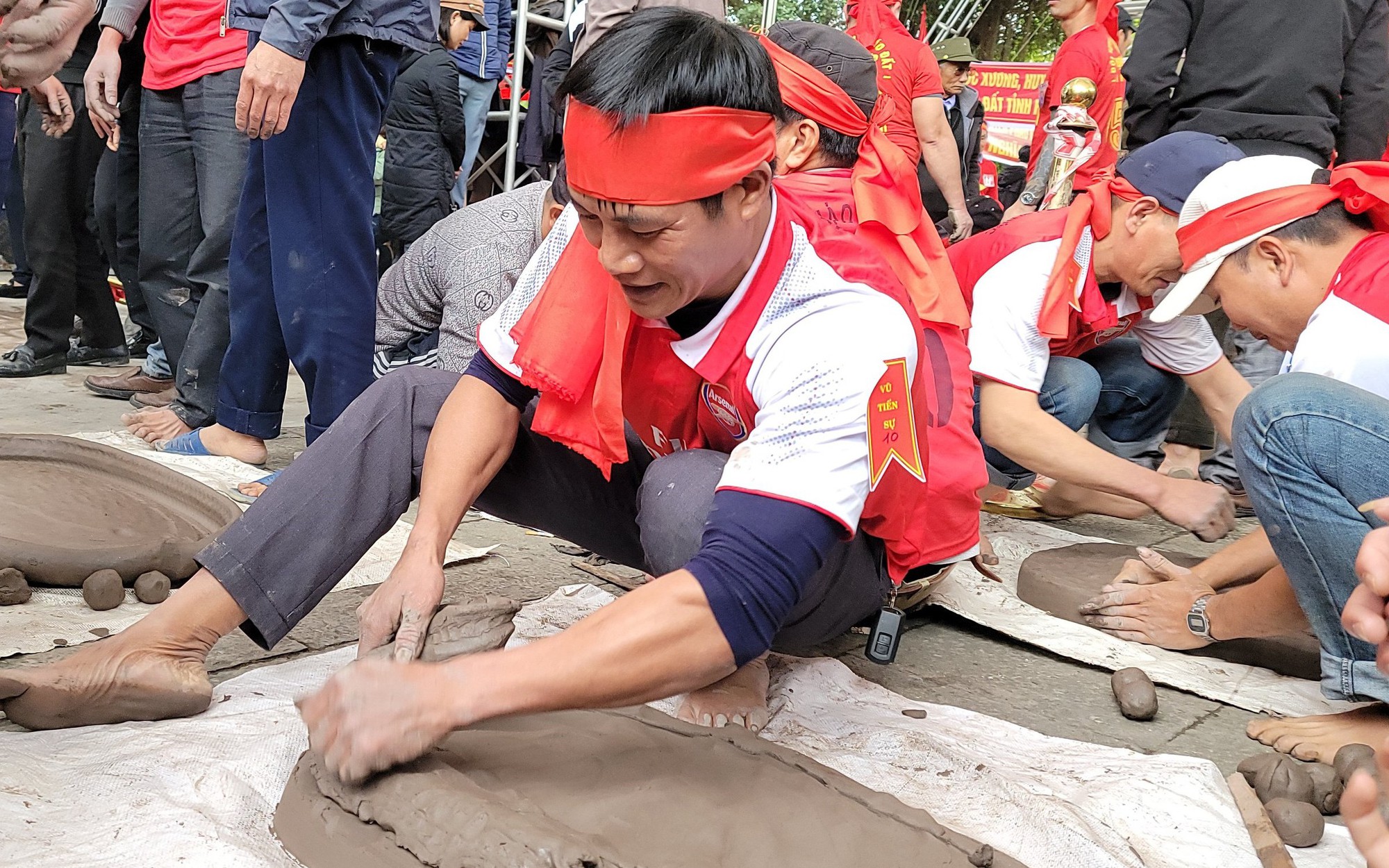 Du khách phấn khích, cổ vũ pháo thủ gieo pháo nổ vang tại liên hoan pháo đất tỉnh Hải Dương năm 2024