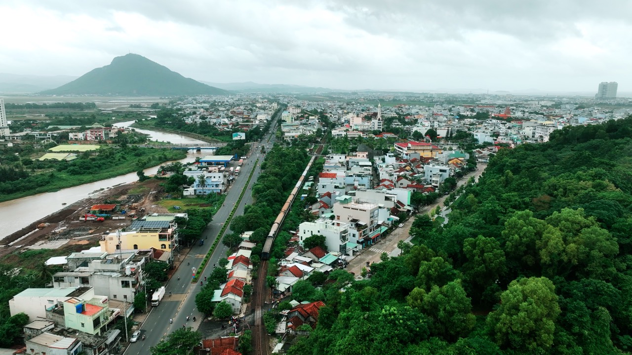 Họp báo hội nghị công bố quy hoạch và xúc tiến đầu tư tỉnh Phú Yên 2024- Ảnh 2.