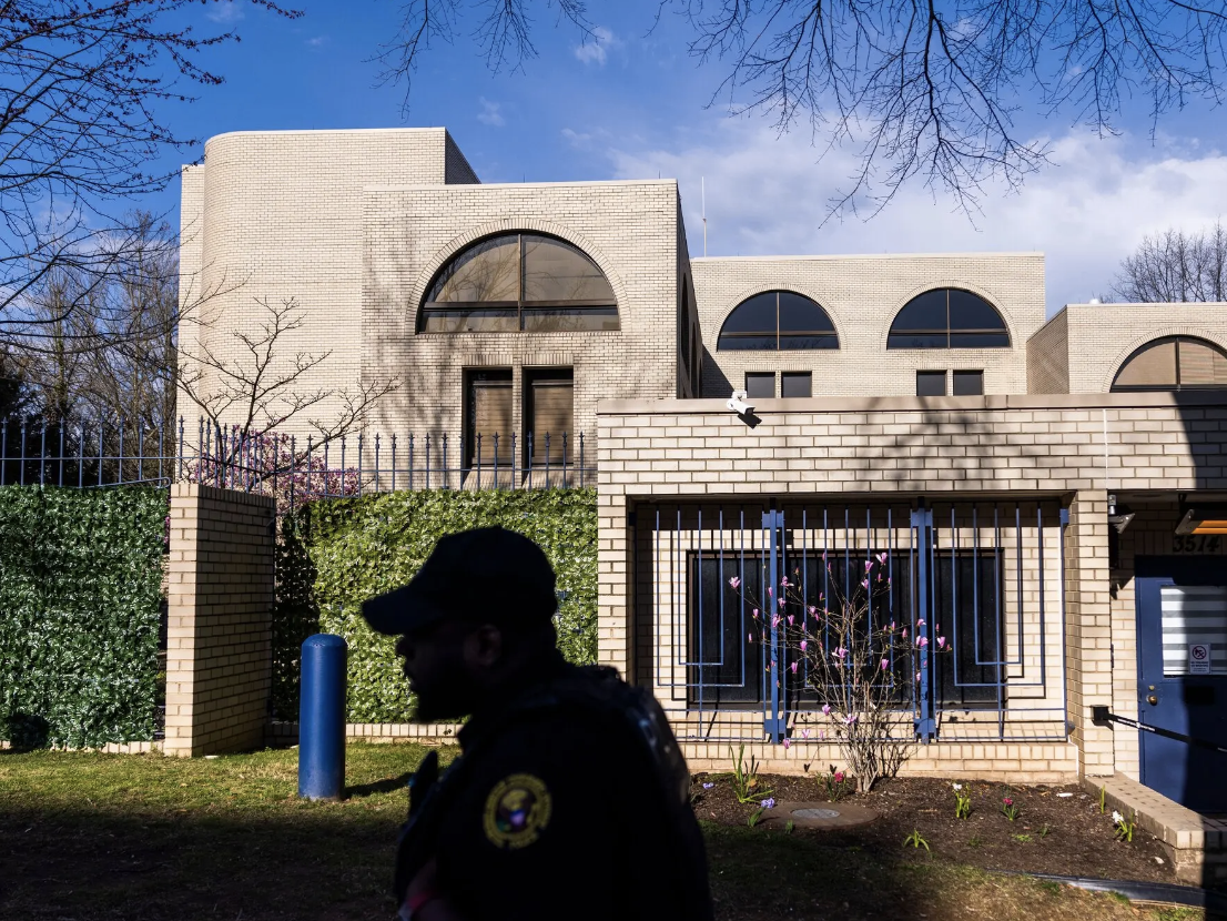 Phi công Mỹ tự thiêu ngoài đại sứ quán Israel ở Washington, D.C.- Ảnh 1.