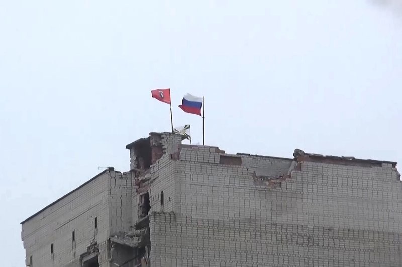 Hình ảnh Avdeevka sạch bóng lực lượng Ukraine, lá cờ Nga cắm trên nhiều nóc nhà đổ nát- Ảnh 1.