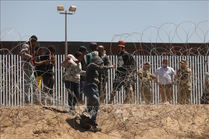 Không hẹn mà gặp, Tổng thống Biden và ông Trump cùng đến biên giới với Mexico- Ảnh 1.