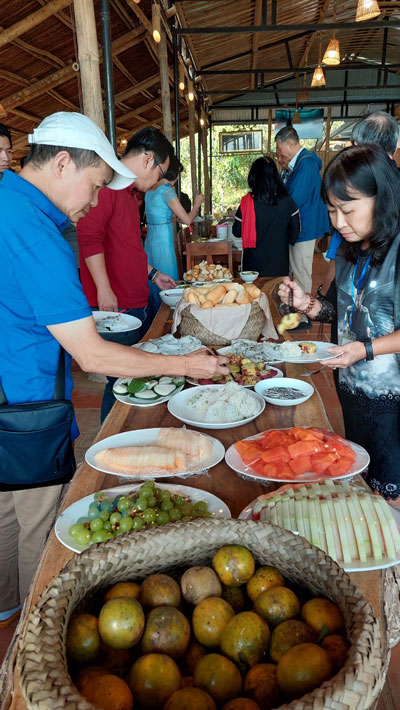 Du khách dùng buffet sáng ở một nhà hàng tại Đa Mi