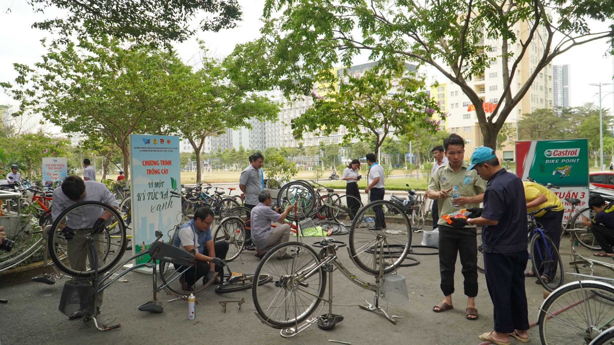 Người Sài Gòn gom hàng trăm xe đạp cũ, đội nắng sửa chữa kịp tặng học sinh nghèo- Ảnh 2.