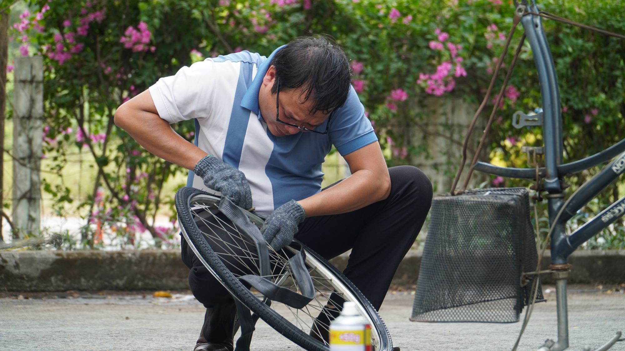Người Sài Gòn gom hàng trăm xe đạp cũ, đội nắng sửa chữa kịp tặng học sinh nghèo- Ảnh 11.