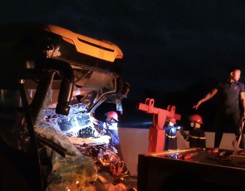Tai nạn trong đêm trên tuyến cao tốc Nha Trang - Cam Lâm, 2 người tử vong- Ảnh 1.